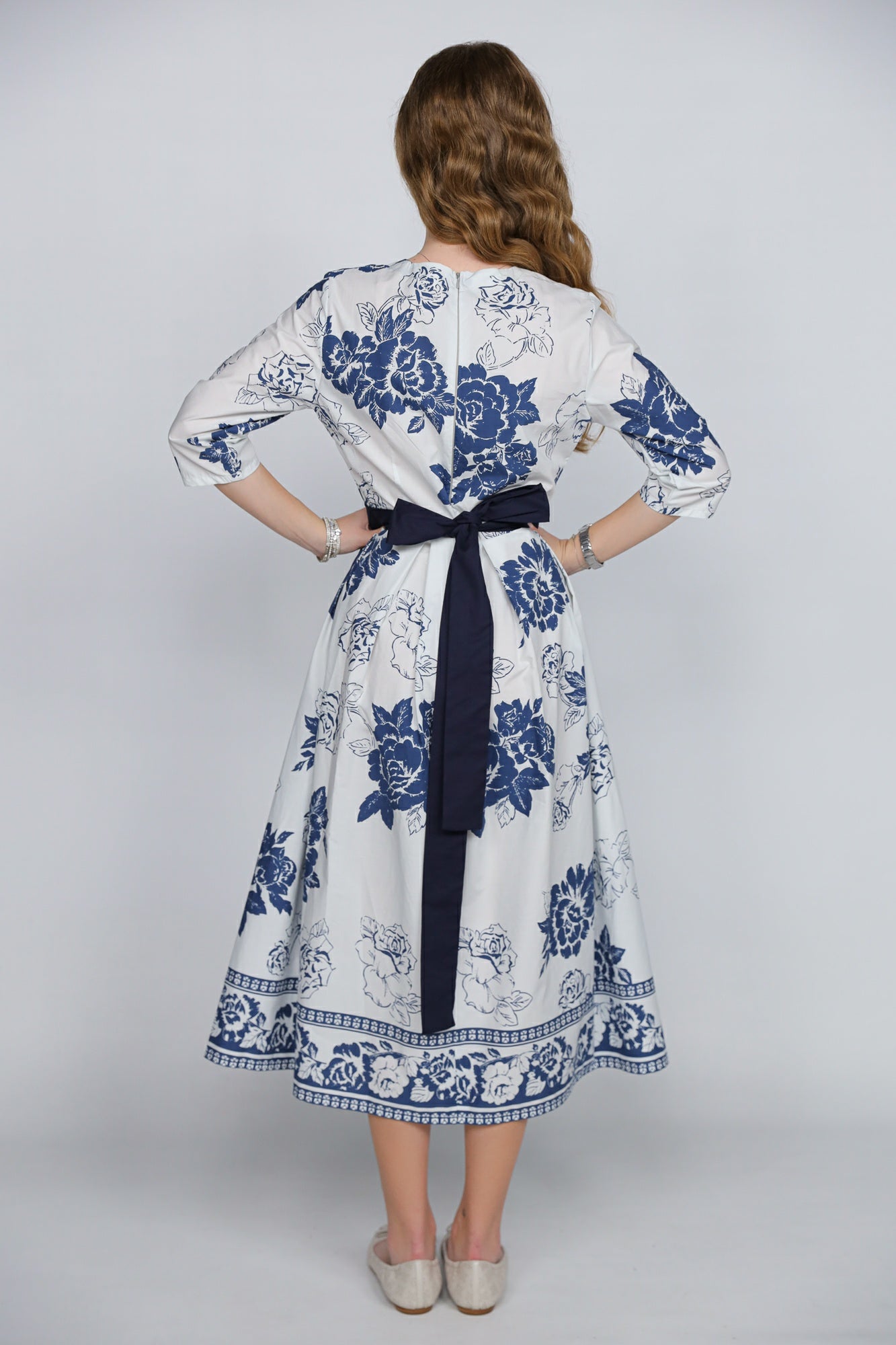 Rochie Ilinkas midi din poplin bumbac alb cu imprimeu floral albastru – croială elegantă, cordon în talie