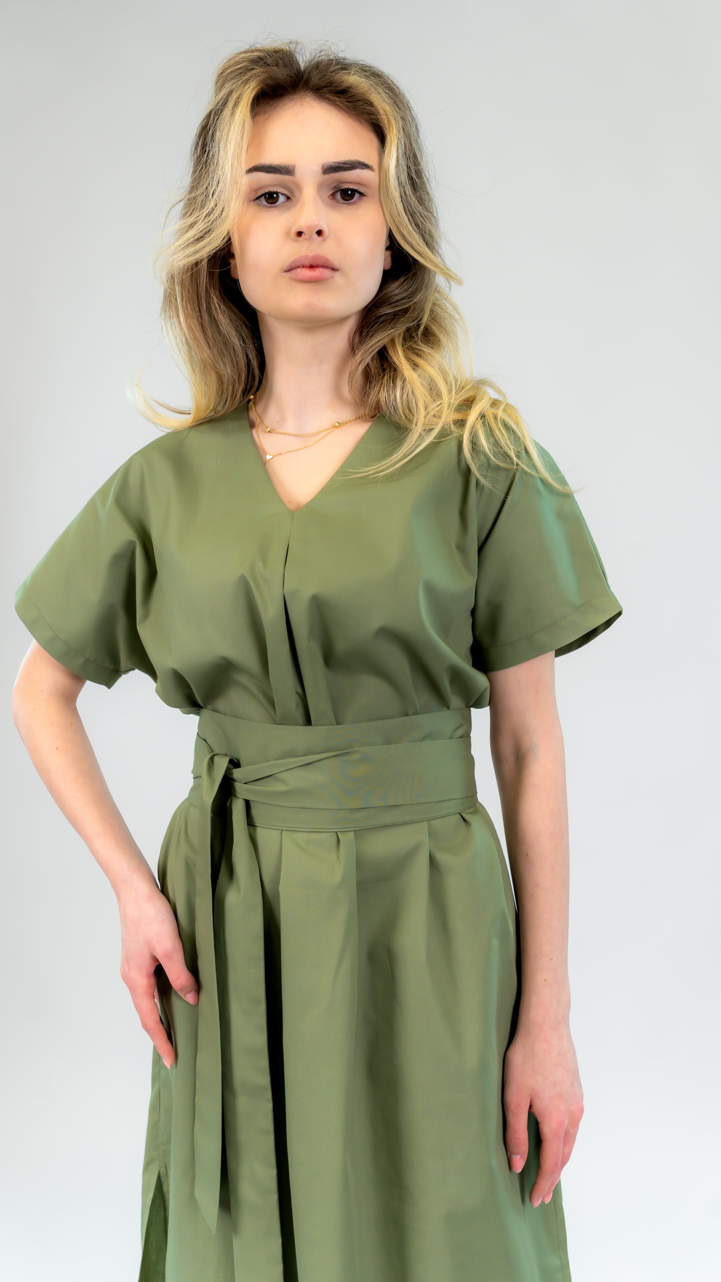 Rochie din bumbac kaki cu slit lateral – croi lejer și cordon în talie | Ilinkas