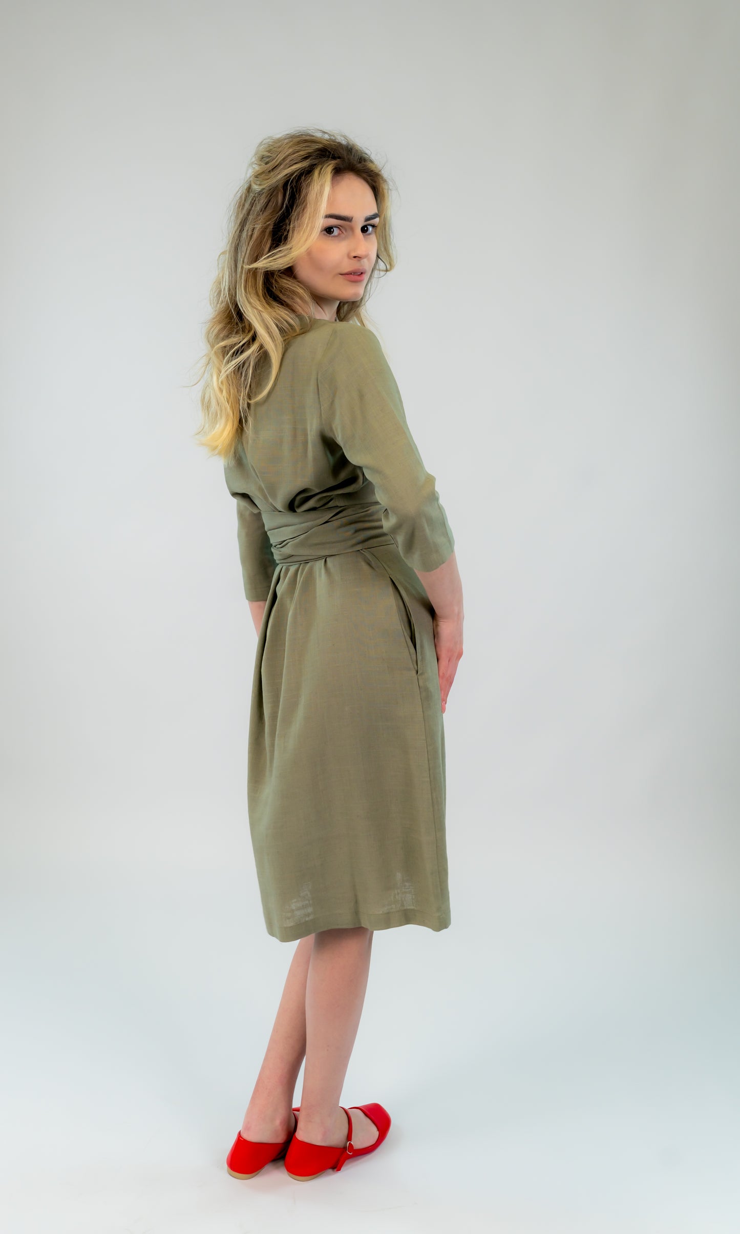 Rochie din in kaki cu cordon – eleganță naturală Ilinkas