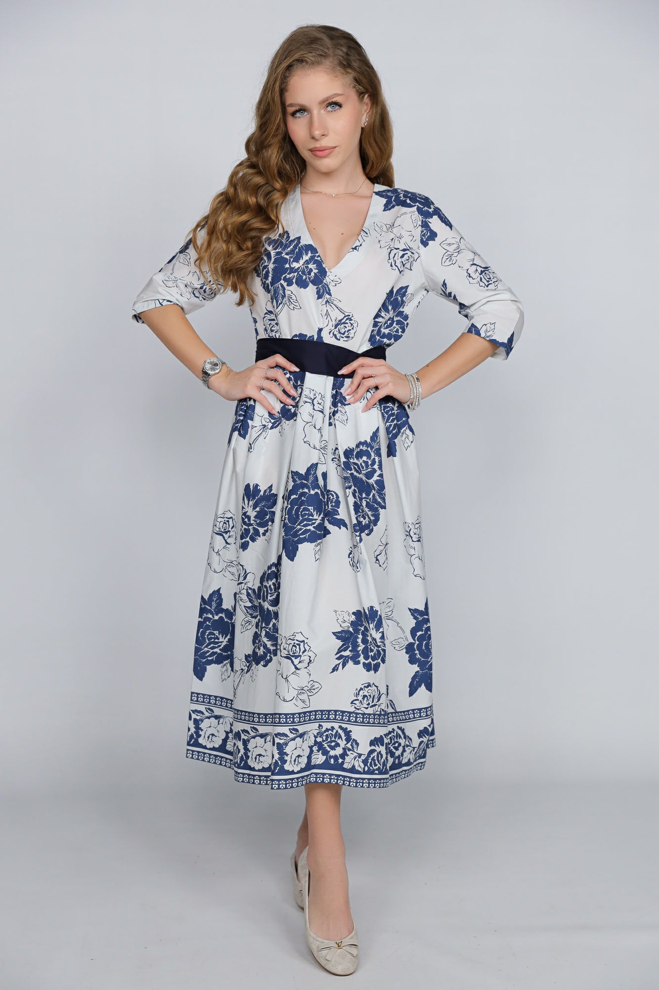 Rochie Ilinkas midi din poplin bumbac alb cu imprimeu floral albastru – croială elegantă, cordon în talie
