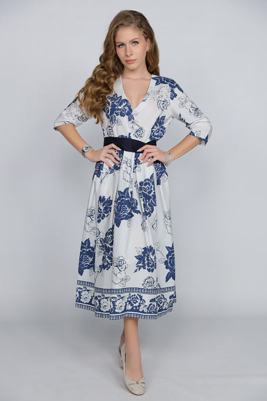 Rochie Ilinkas midi din poplin bumbac alb cu imprimeu floral albastru – croială elegantă, cordon în talie