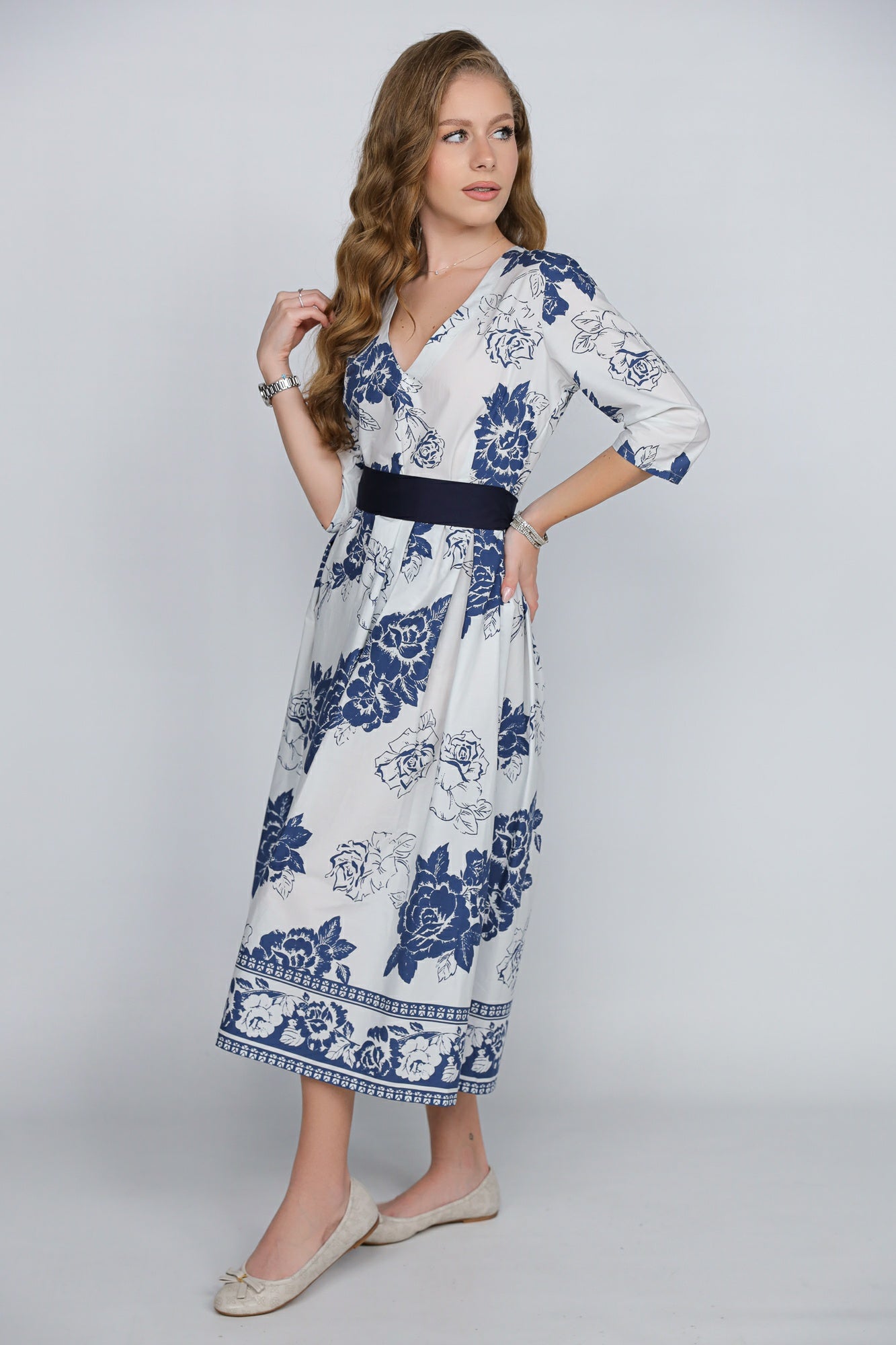 Rochie Ilinkas midi din poplin bumbac alb cu imprimeu floral albastru – croială elegantă, cordon în talie