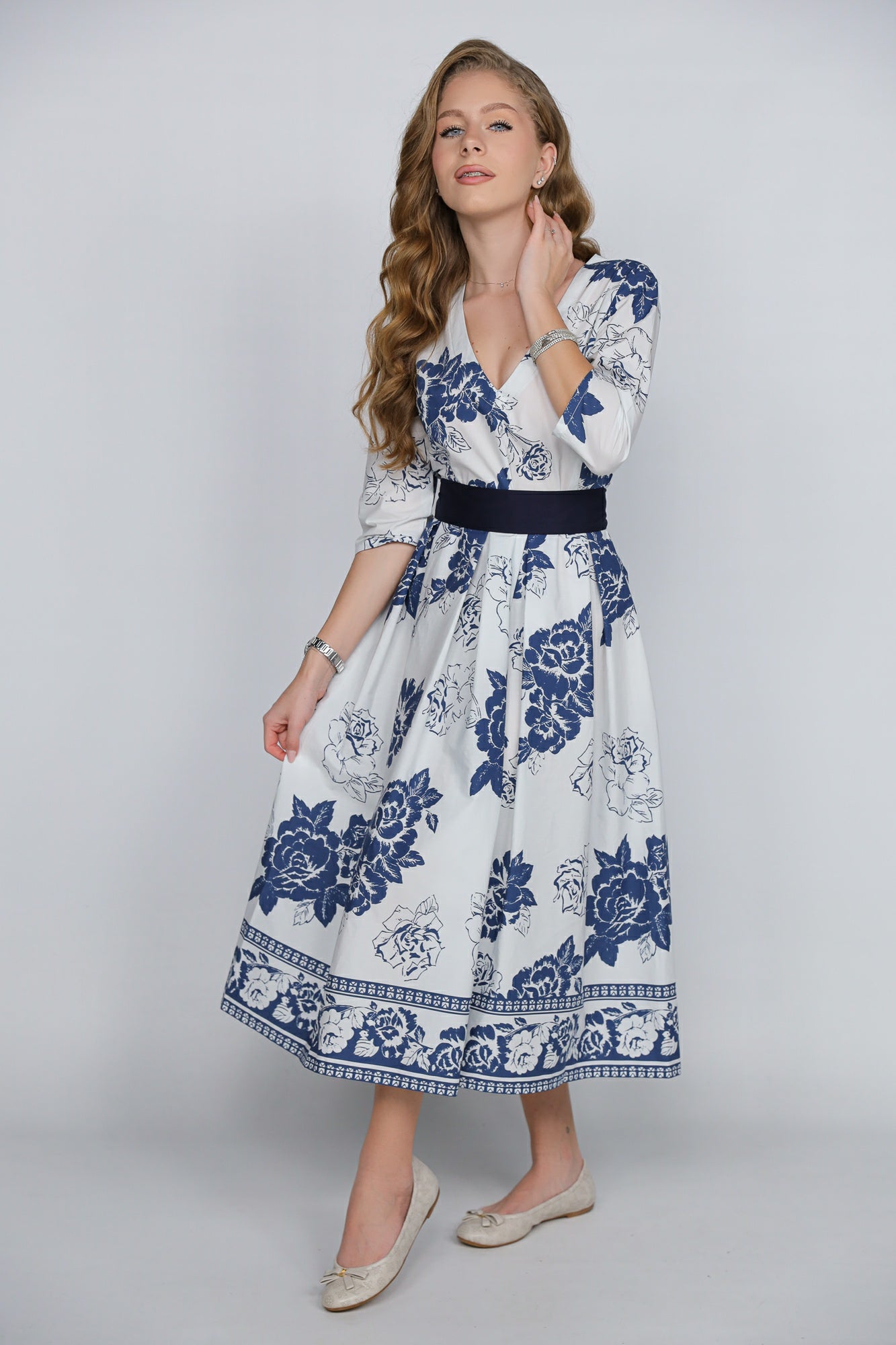 Rochie Ilinkas midi din poplin bumbac alb cu imprimeu floral albastru – croială elegantă, cordon în talie