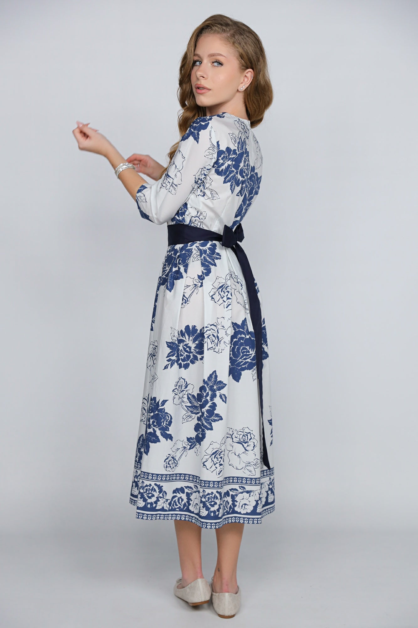 Rochie Ilinkas midi din poplin bumbac alb cu imprimeu floral albastru – croială elegantă, cordon în talie