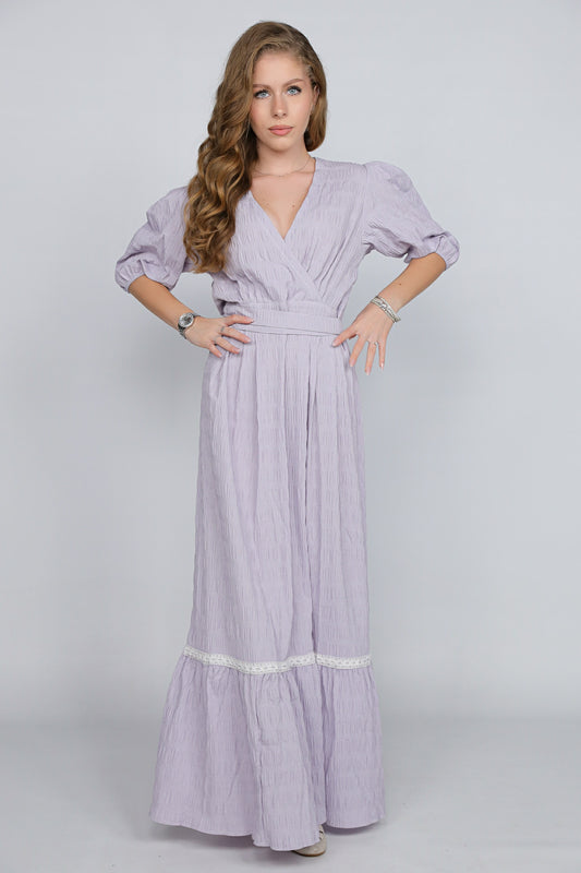 Rochie Ilinkas lungă din bumbac creponat lila – decolteu suprapus, mâneci bufante, talie marcată