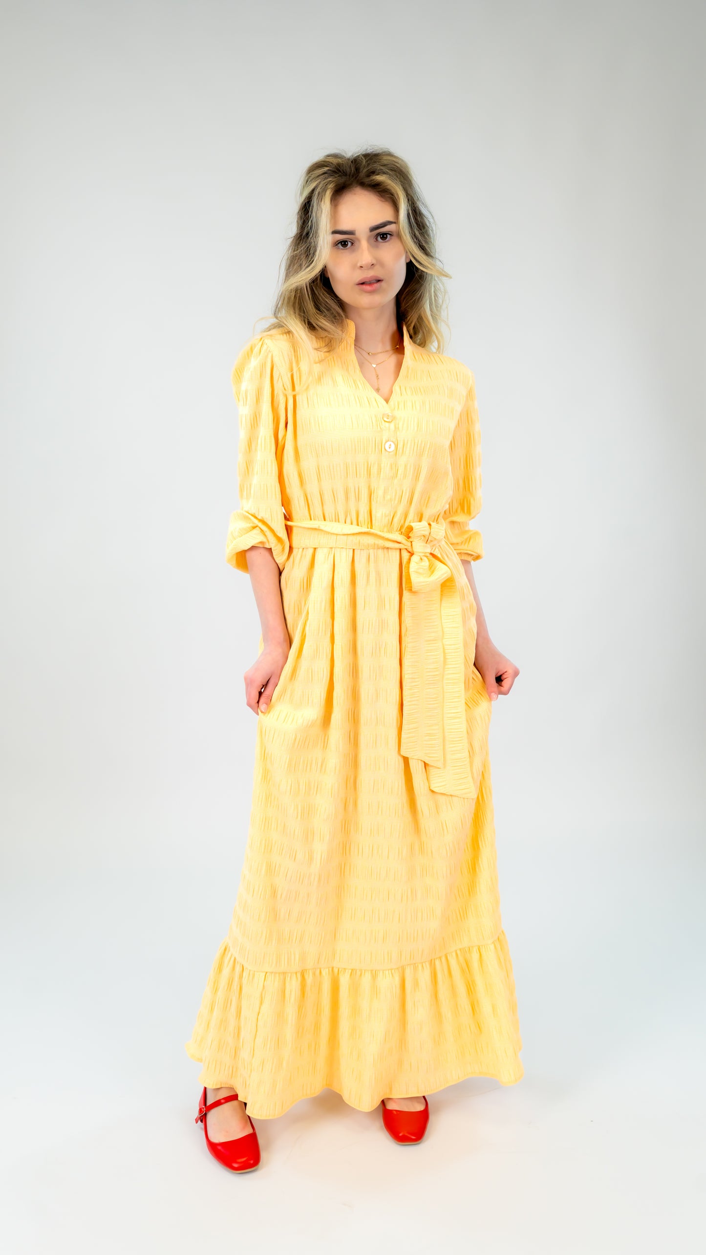 Rochie lungă din bumbac somon Ilinkas, cu croi lejer și volan la bază, perfectă pentru vară. Confortabilă, feminină și versatilă.