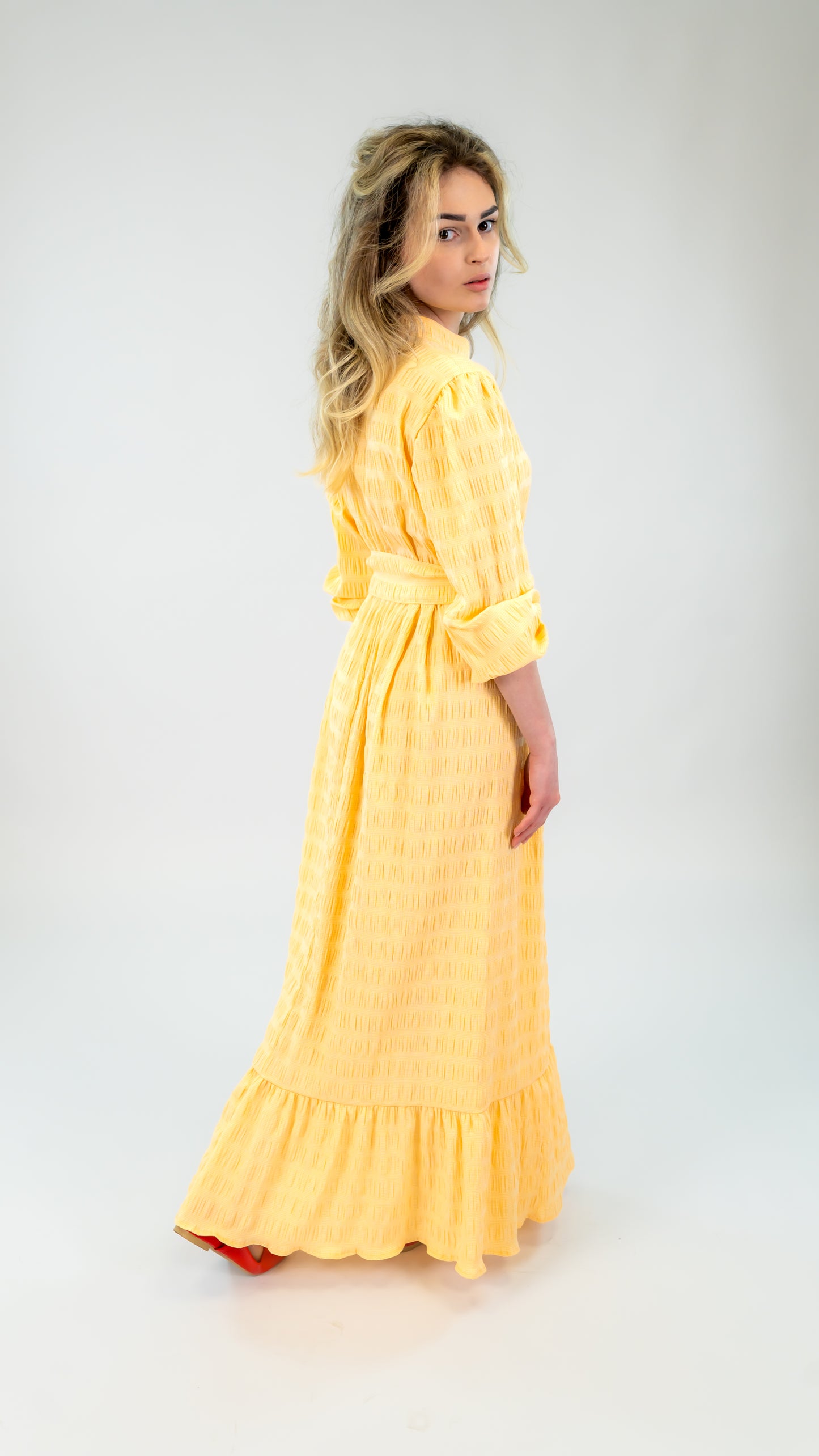 Rochie lungă din bumbac somon Ilinkas, cu croi lejer și volan la bază, perfectă pentru vară. Confortabilă, feminină și versatilă.