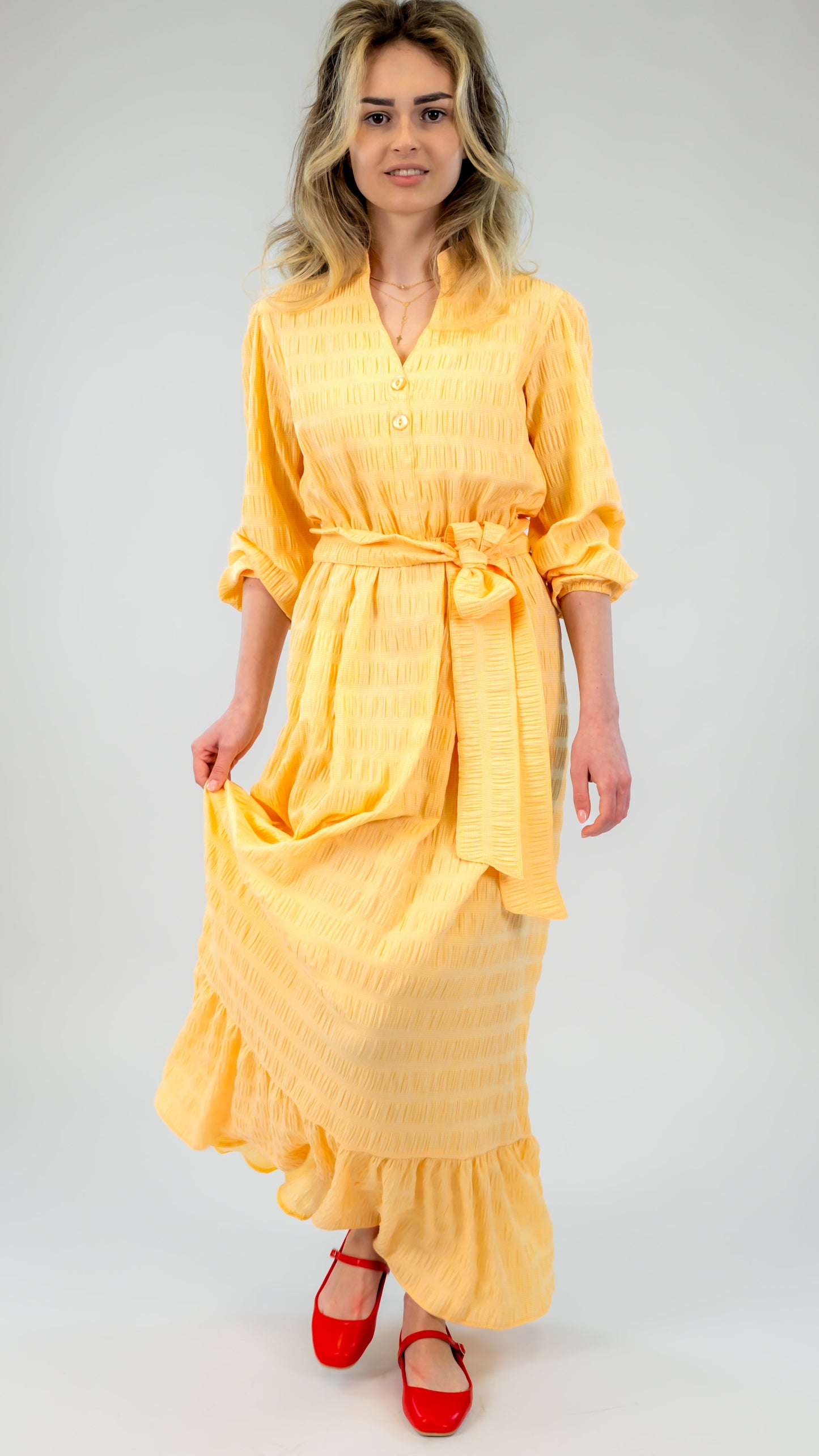 Rochie lungă din bumbac somon Ilinkas, cu croi lejer și volan la bază, perfectă pentru vară. Confortabilă, feminină și versatilă.