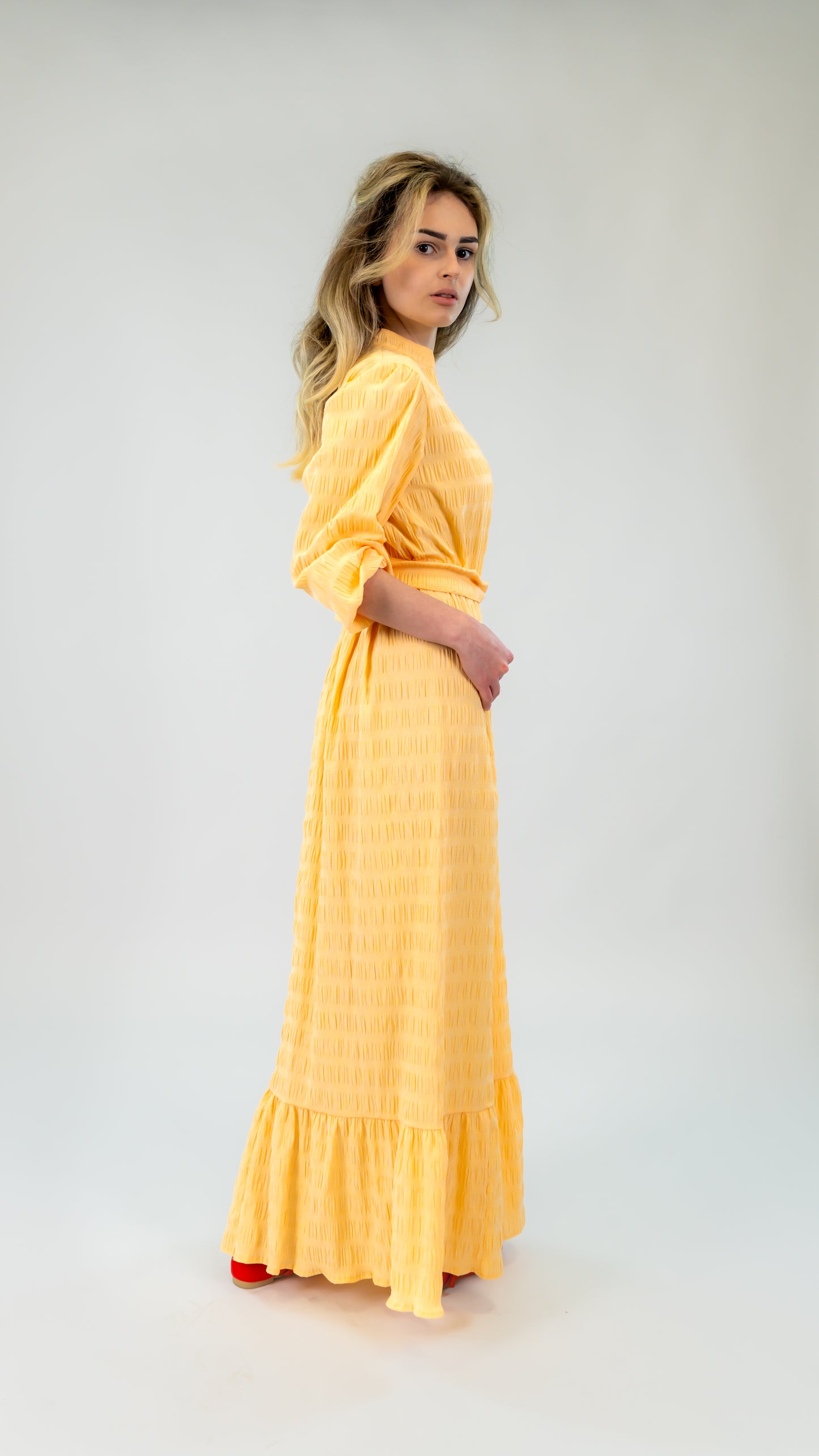 Rochie lungă din bumbac somon Ilinkas, cu croi lejer și volan la bază, perfectă pentru vară. Confortabilă, feminină și versatilă.