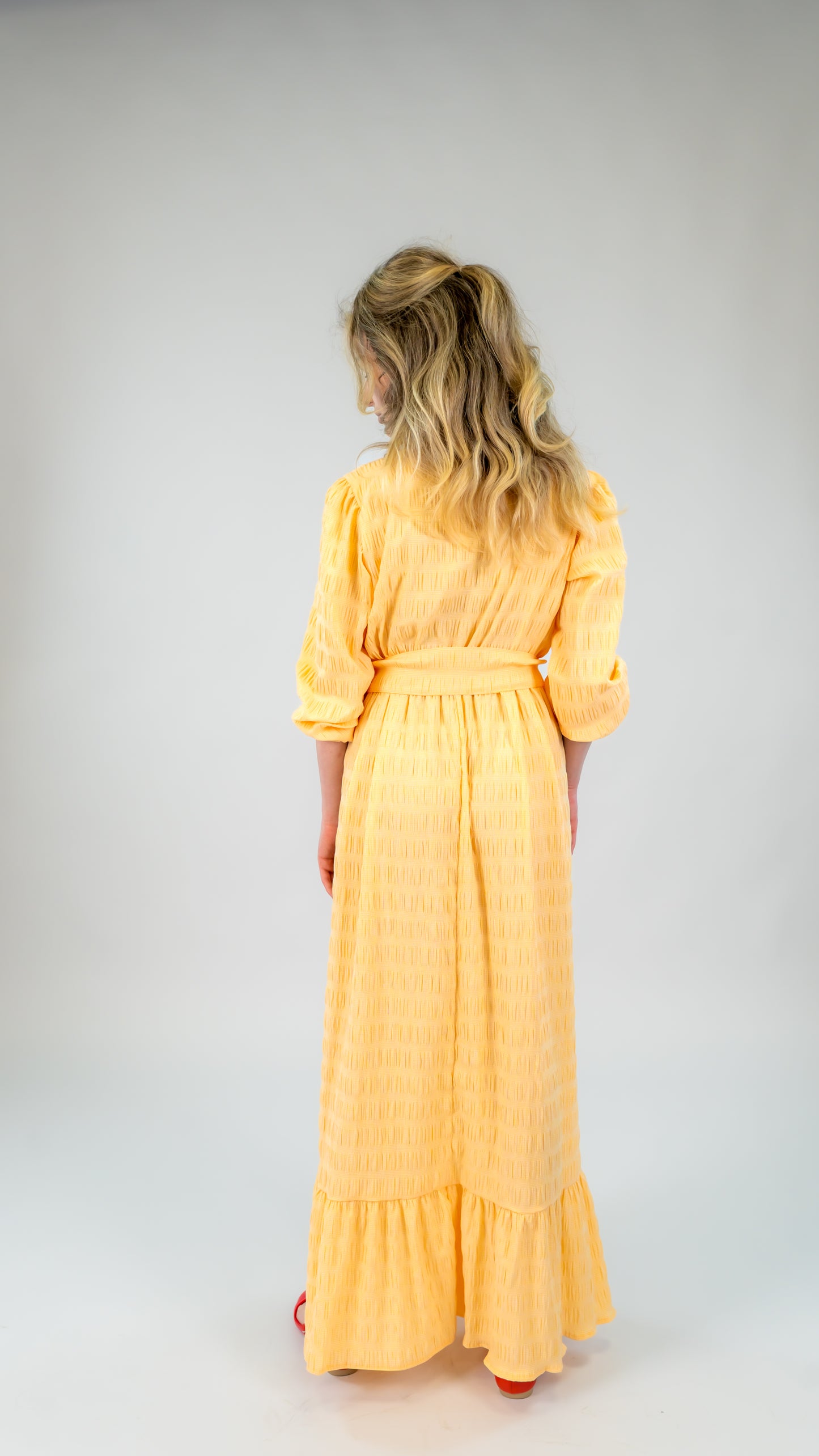 Rochie lungă din bumbac somon Ilinkas, cu croi lejer și volan la bază, perfectă pentru vară. Confortabilă, feminină și versatilă.