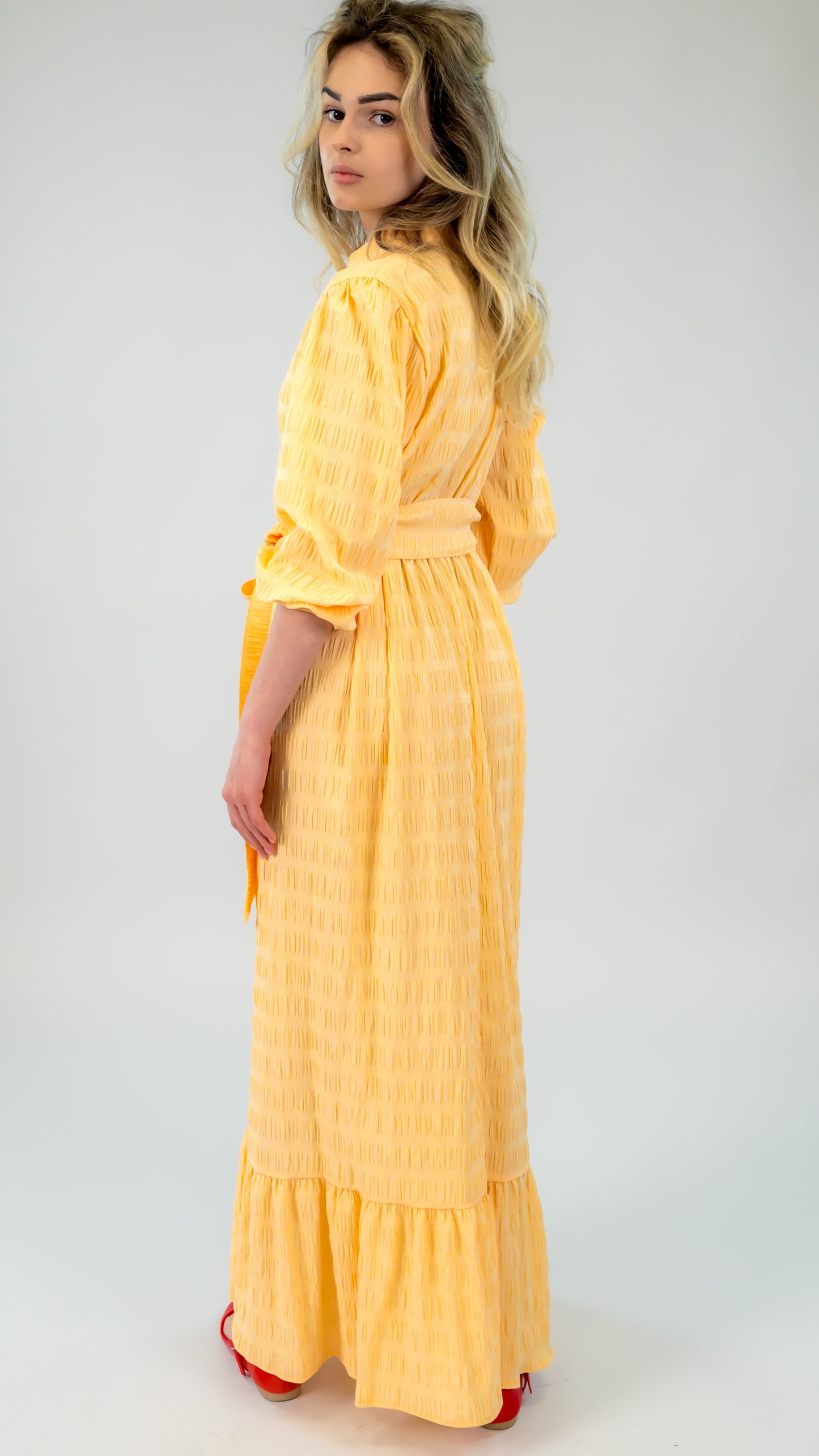 Rochie lungă din bumbac somon Ilinkas, cu croi lejer și volan la bază, perfectă pentru vară. Confortabilă, feminină și versatilă.