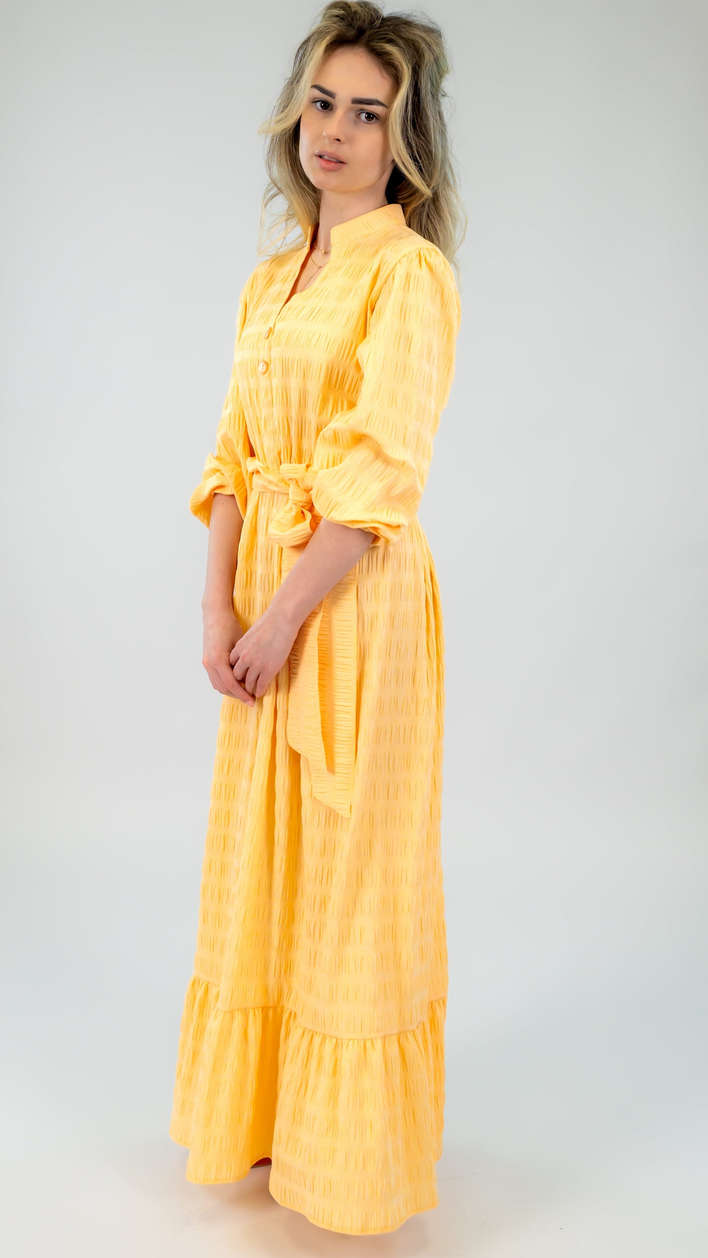 Rochie lungă din bumbac somon Ilinkas, cu croi lejer și volan la bază, perfectă pentru vară. Confortabilă, feminină și versatilă.