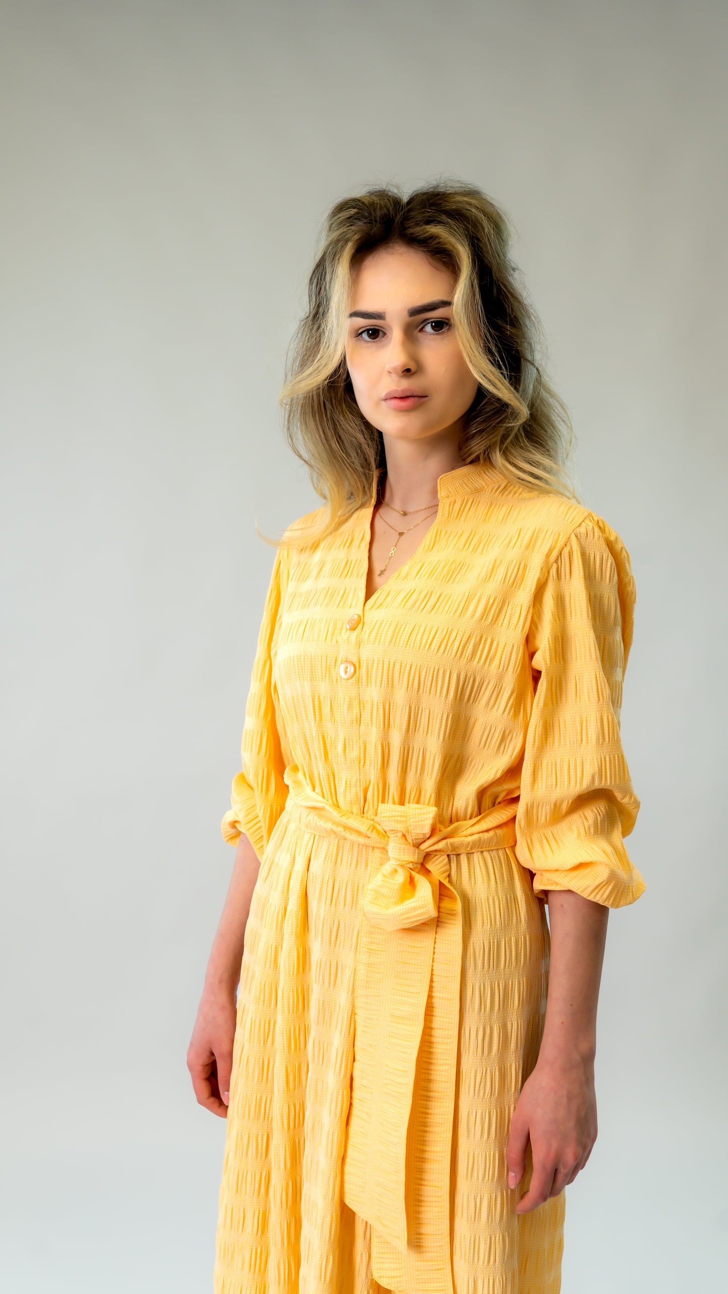 Rochie lungă din bumbac somon Ilinkas, cu croi lejer și volan la bază, perfectă pentru vară. Confortabilă, feminină și versatilă.