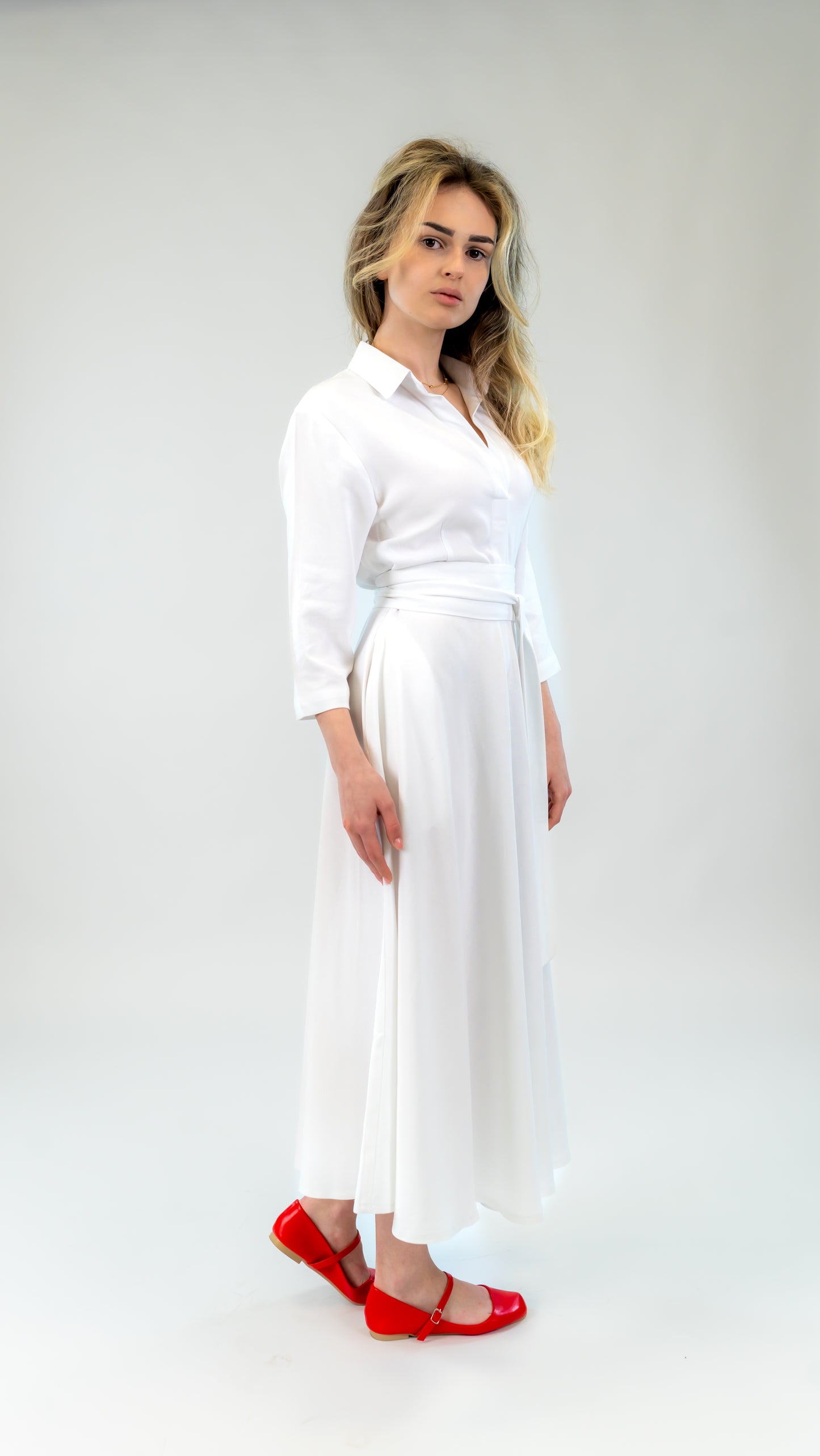 Rochie albă din in cu cordon și croi amplu – eleganță naturală | Ilinkas