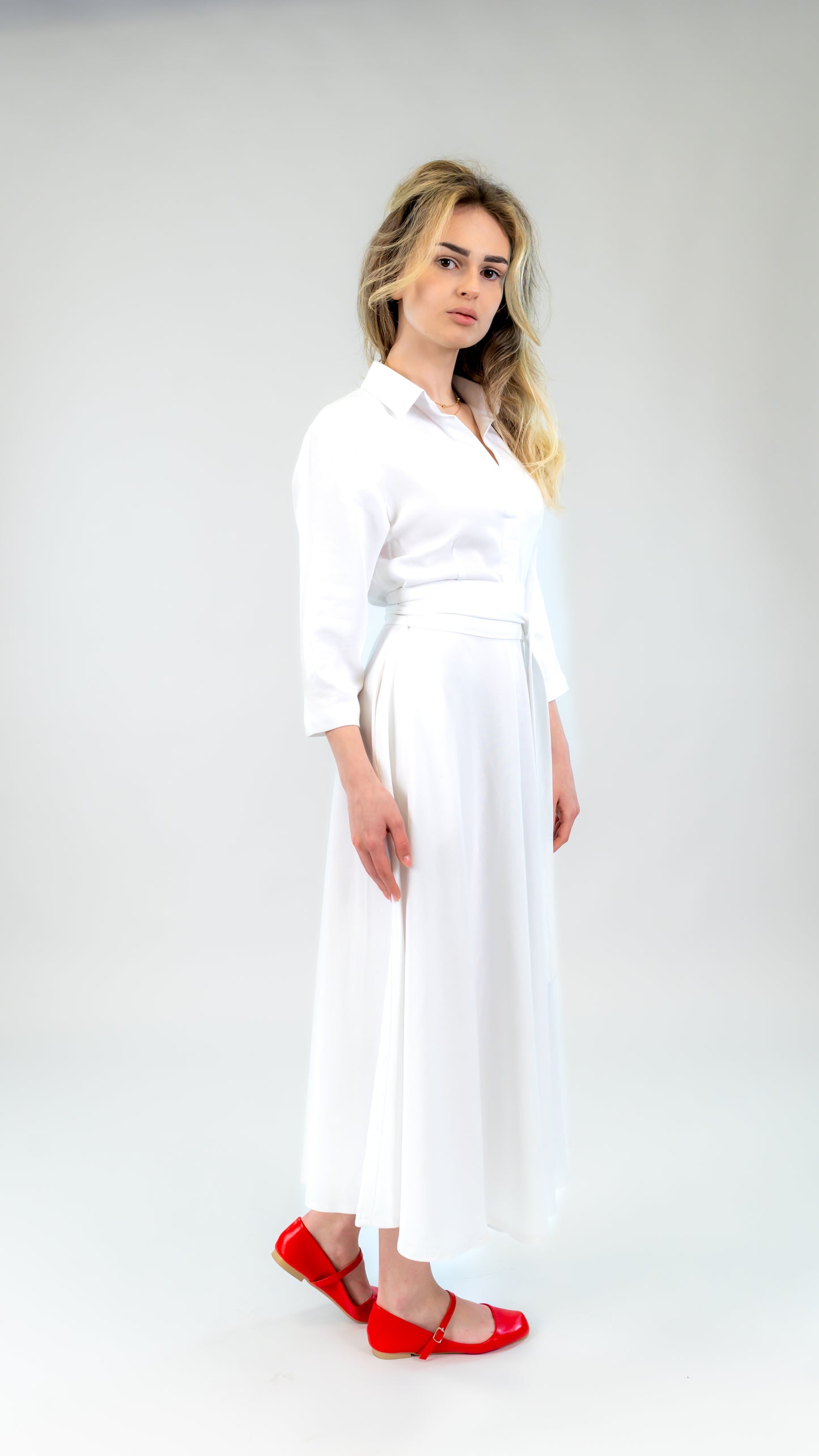 Rochie albă din in cu cordon și croi amplu – eleganță naturală | Ilinkas