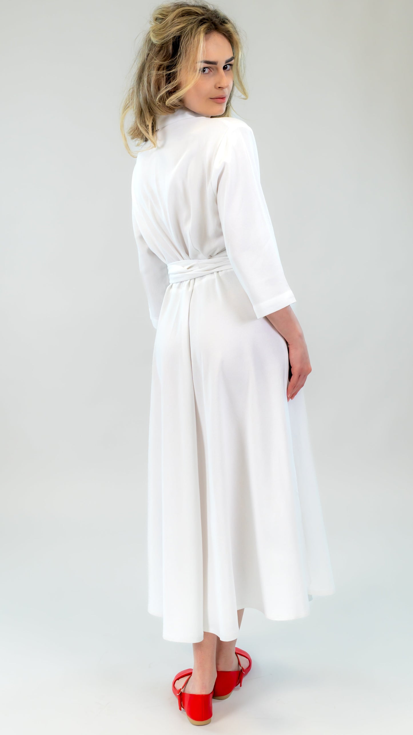 Rochie albă din in cu cordon și croi amplu – eleganță naturală | Ilinkas