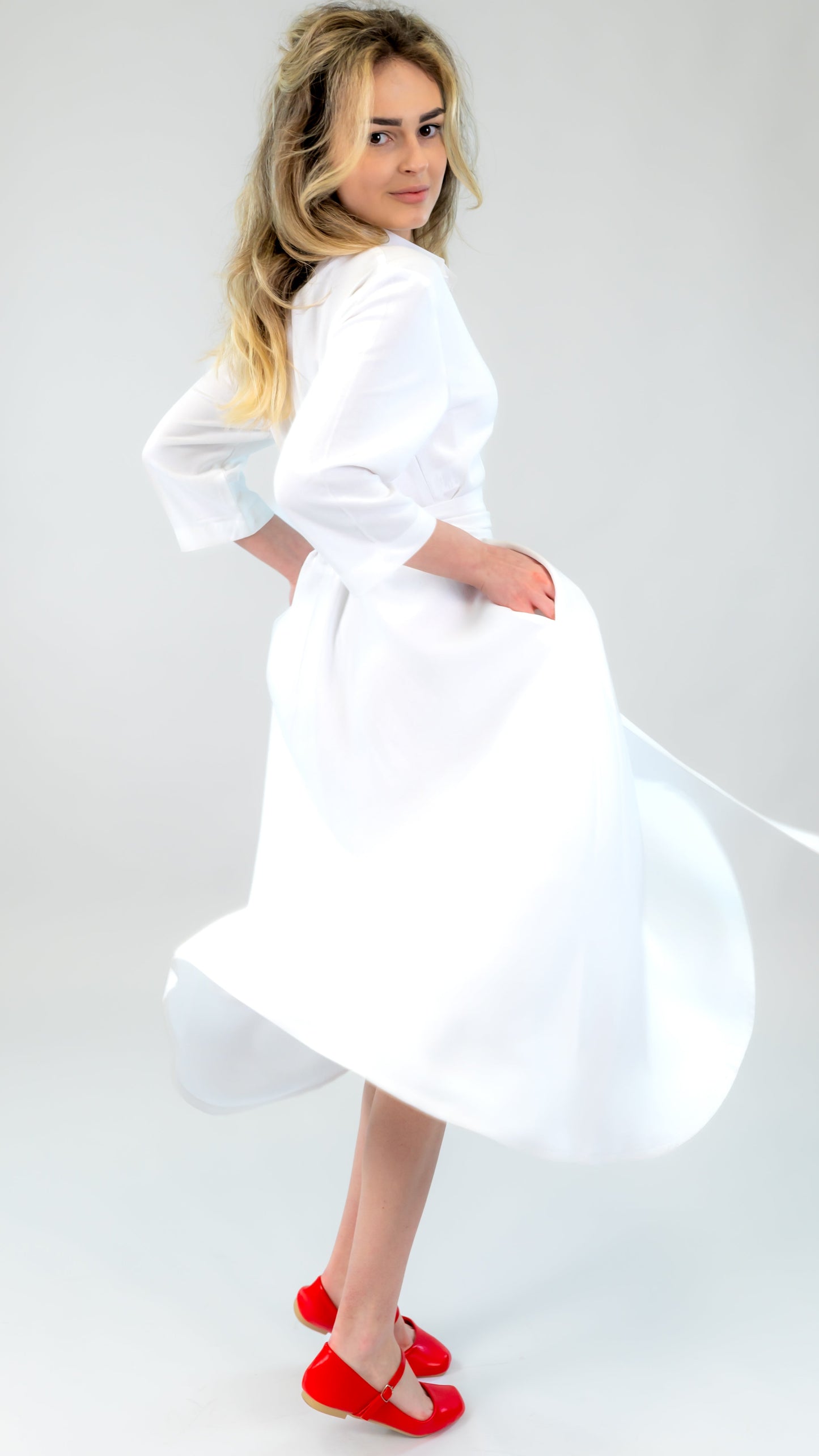 Rochie albă din in cu cordon și croi amplu – eleganță naturală | Ilinkas