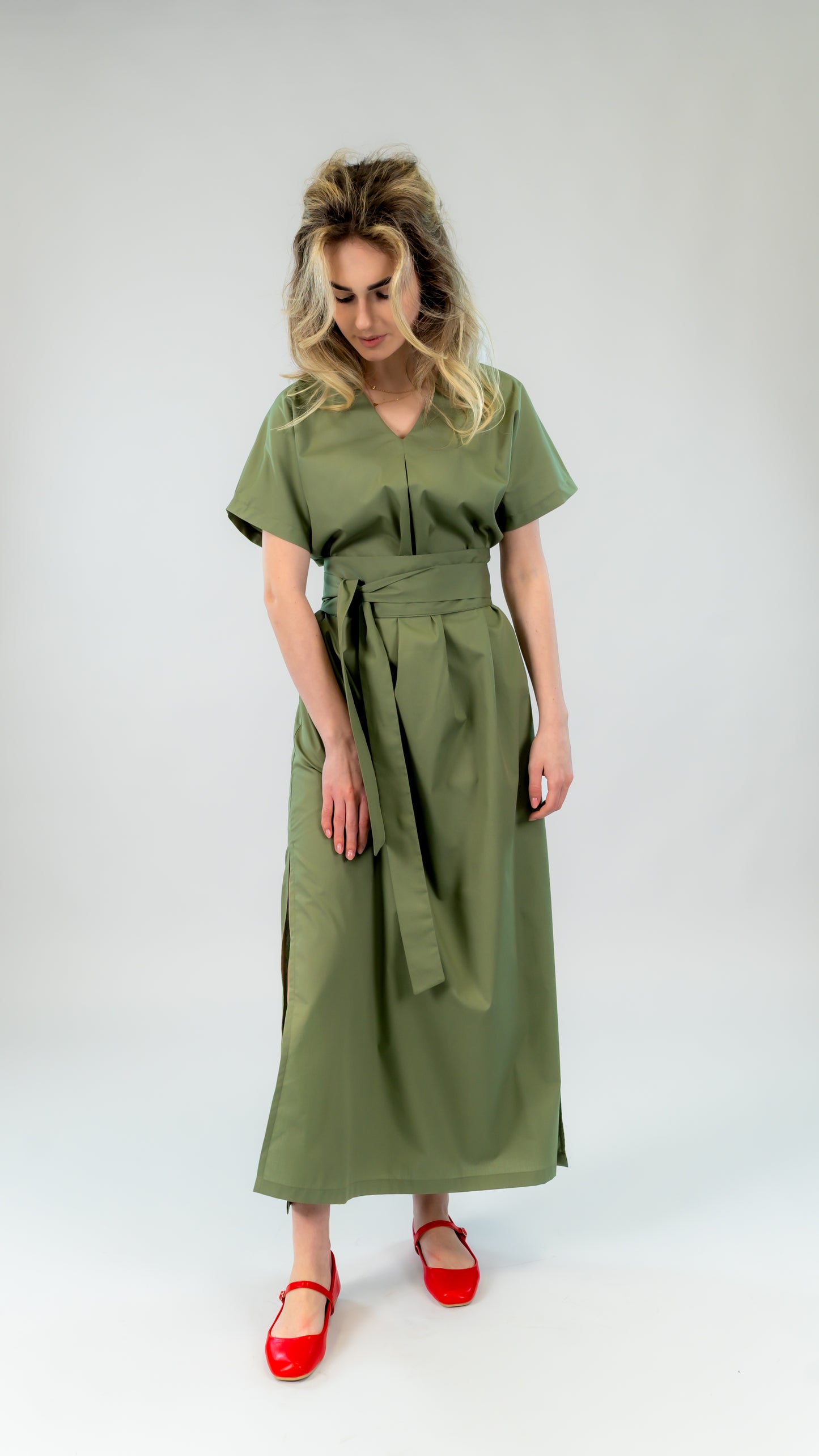 Rochie din bumbac kaki cu slit lateral – croi lejer și cordon în talie | Ilinkas