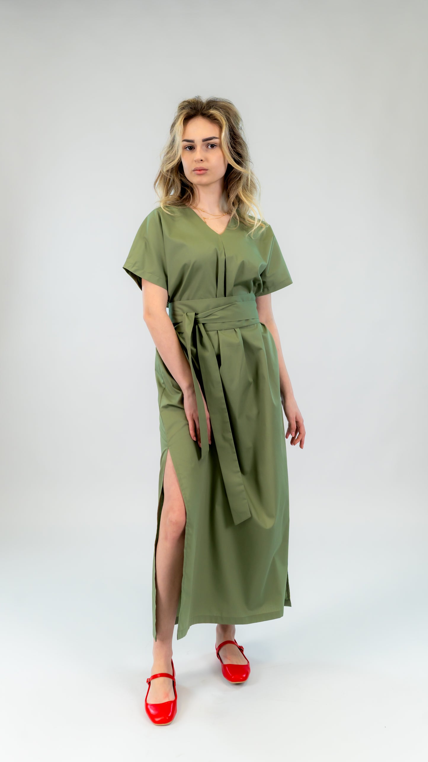 Rochie din bumbac kaki cu slit lateral – croi lejer și cordon în talie | Ilinkas