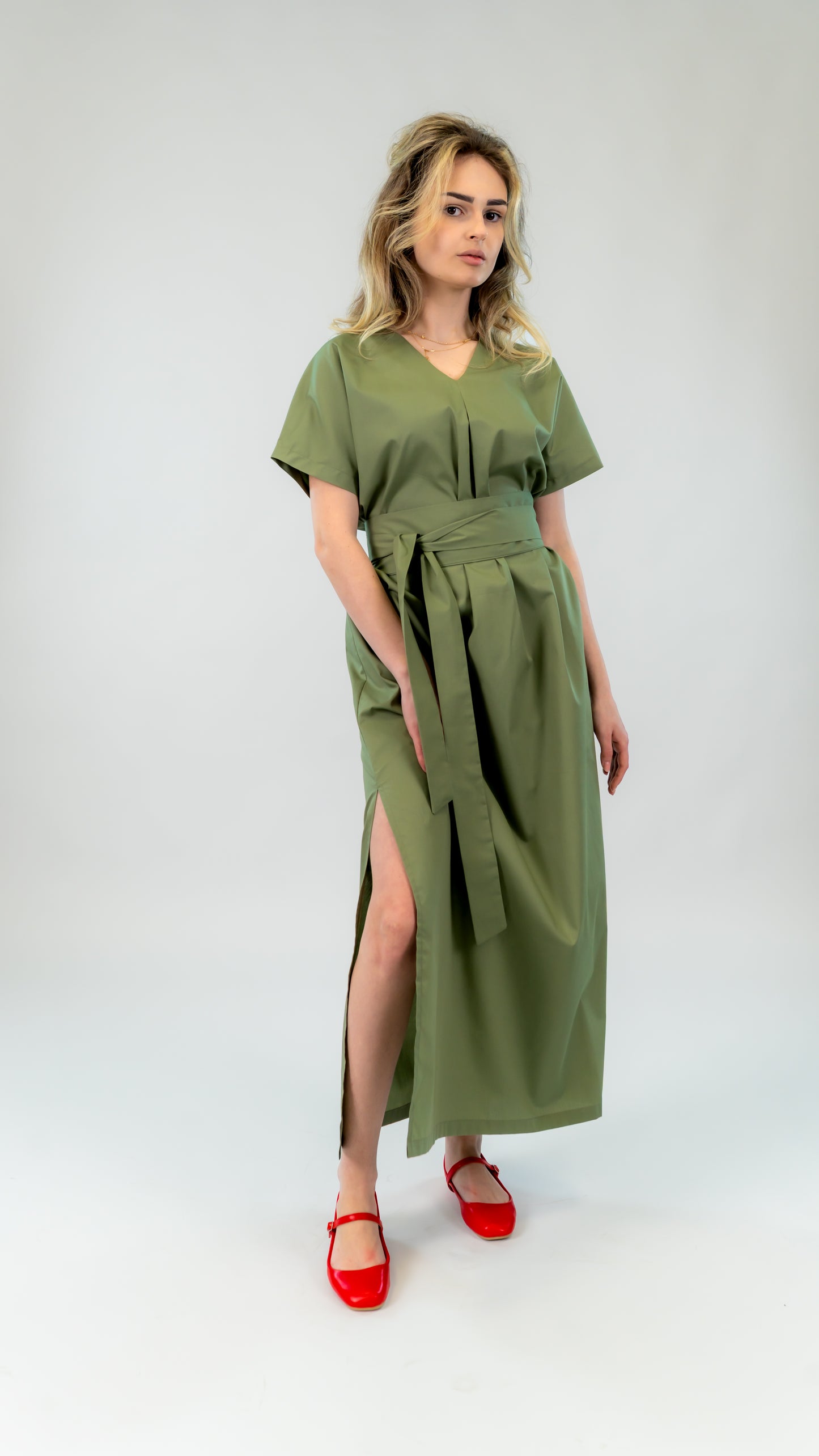 Rochie din bumbac kaki cu slit lateral – croi lejer și cordon în talie | Ilinkas