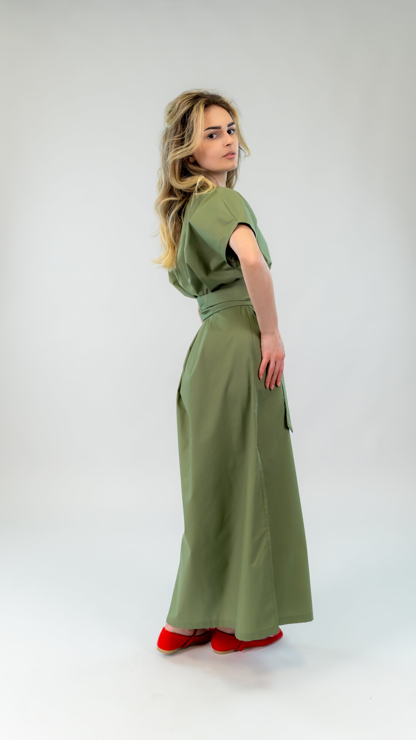 Rochie din bumbac kaki cu slit lateral – croi lejer și cordon în talie | Ilinkas