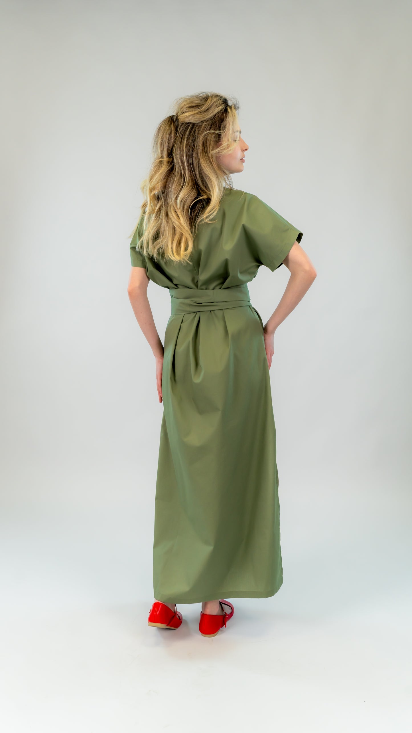 Rochie din bumbac kaki cu slit lateral – croi lejer și cordon în talie | Ilinkas