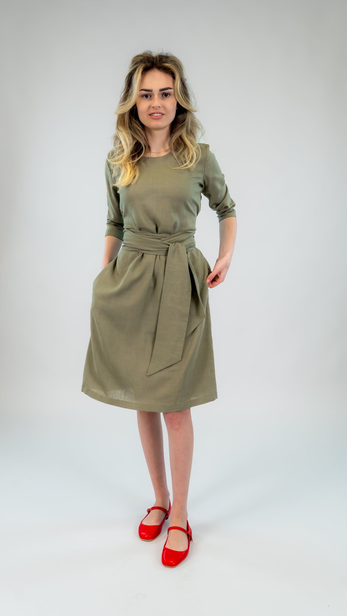 Rochie din in kaki cu cordon – eleganță naturală Ilinkas