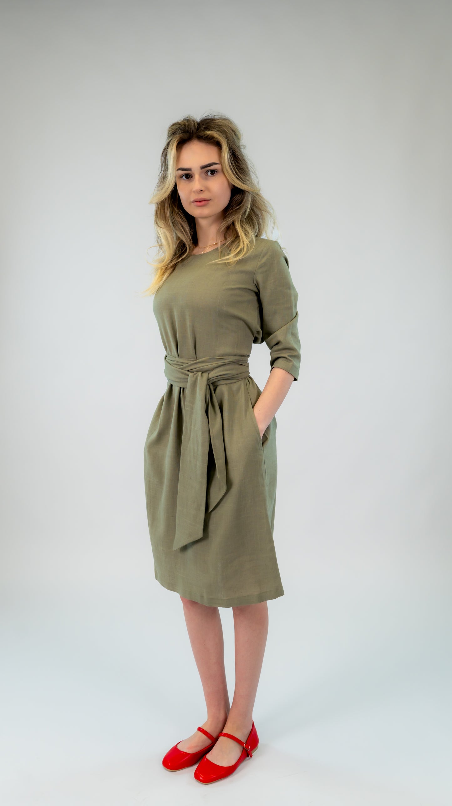 Rochie din in kaki cu cordon – eleganță naturală Ilinkas