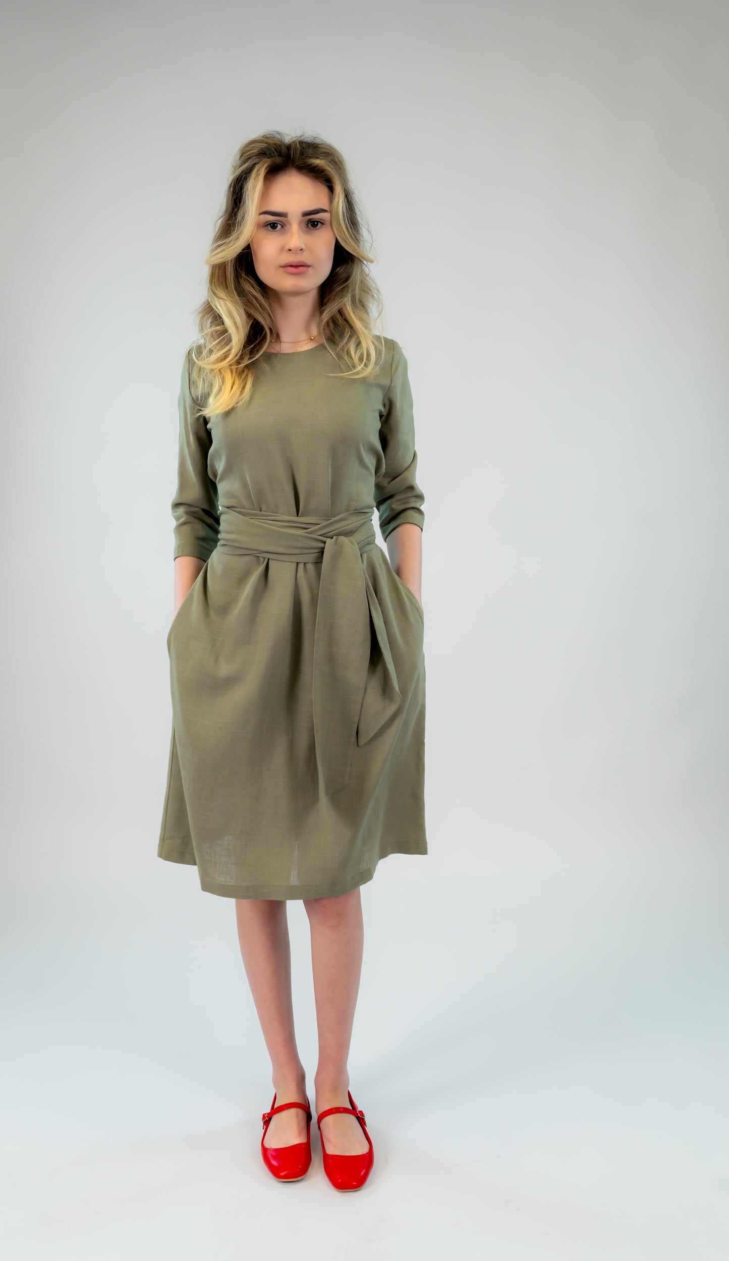 Rochie din in kaki cu cordon – eleganță naturală Ilinkas