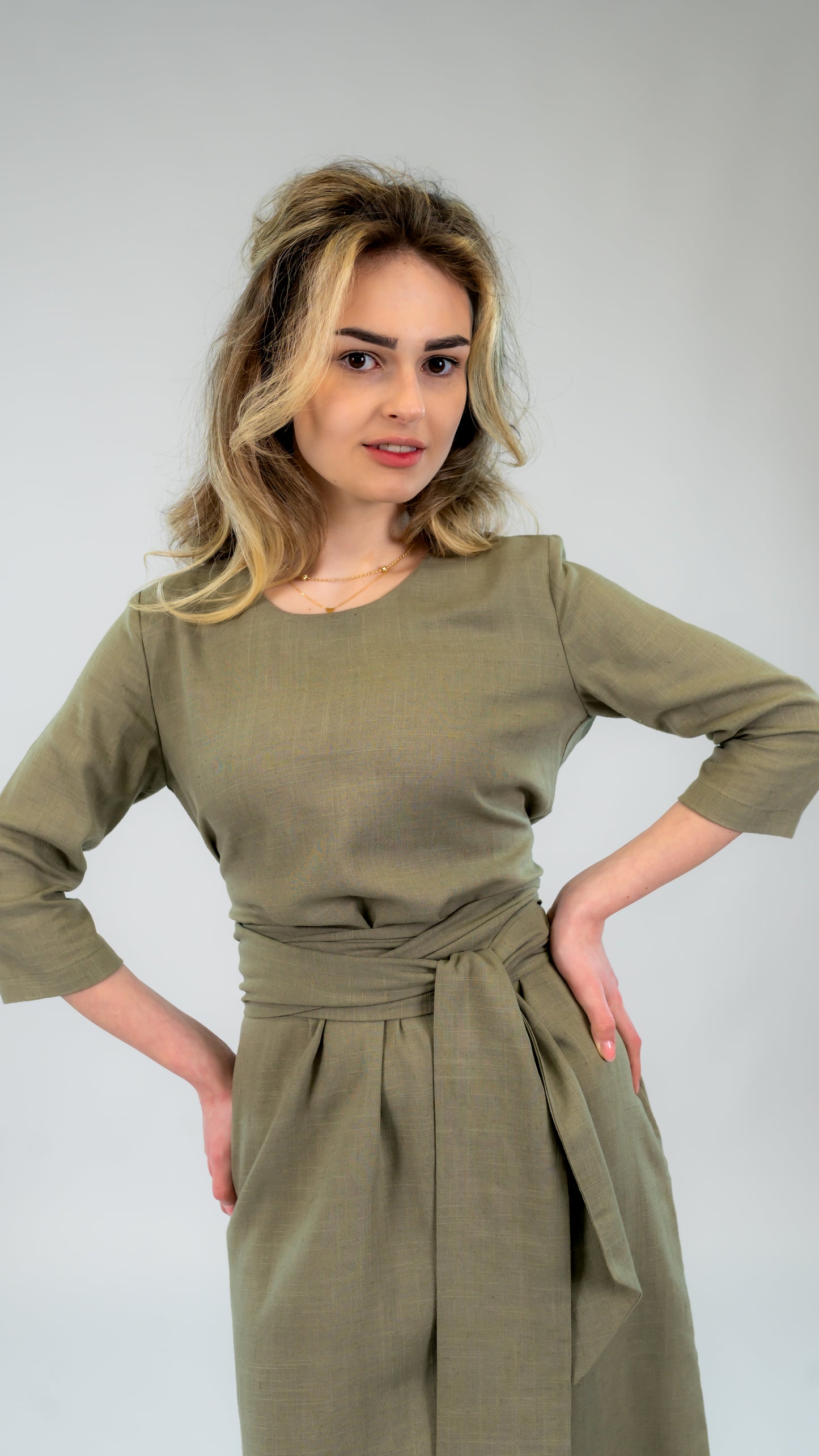 Rochie din in kaki cu cordon – eleganță naturală Ilinkas