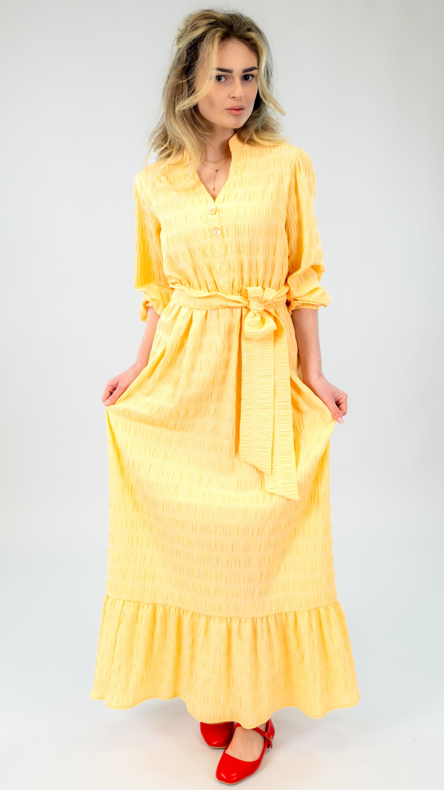 Rochie lungă din bumbac somon Ilinkas, cu croi lejer și volan la bază, perfectă pentru vară. Confortabilă, feminină și versatilă.