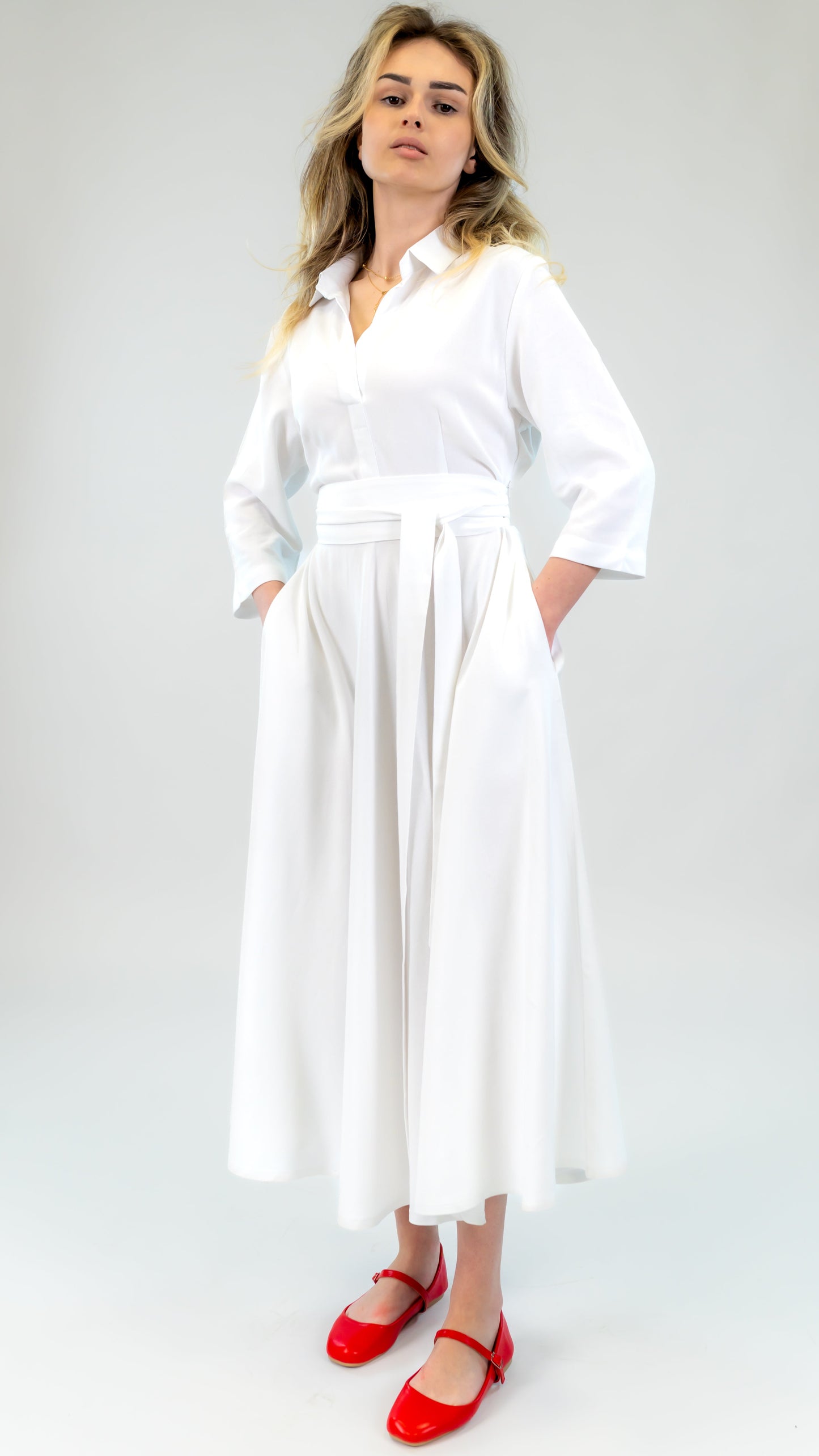 Rochie albă din in cu cordon și croi amplu – eleganță naturală | Ilinkas