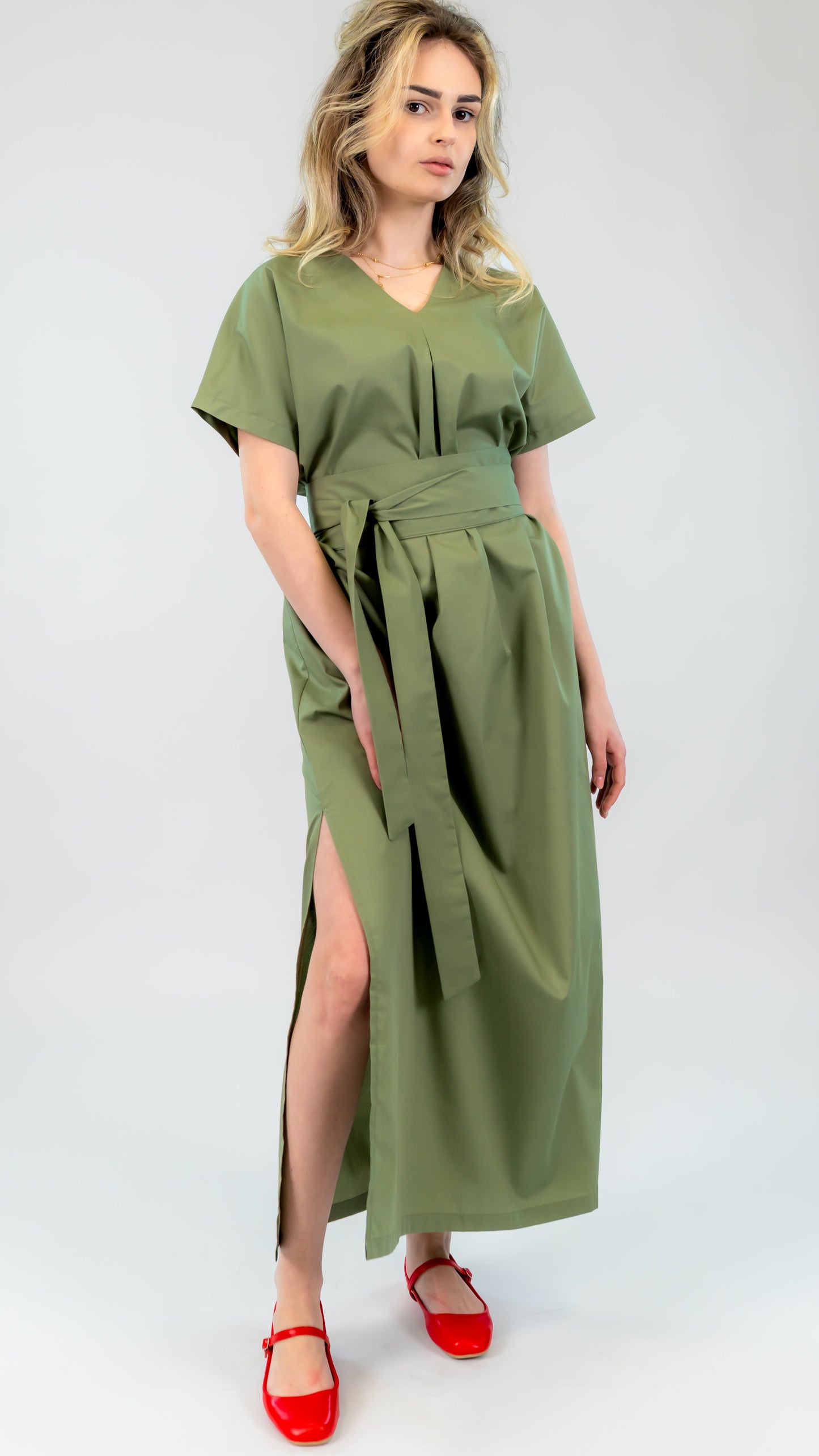 Rochie din bumbac kaki cu slit lateral – croi lejer și cordon în talie | Ilinkas