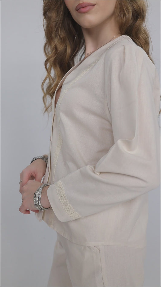 Cămașă Ilinkas damă din in crem – croială lejeră, detalii cu dantelă fină, nasturi perlați